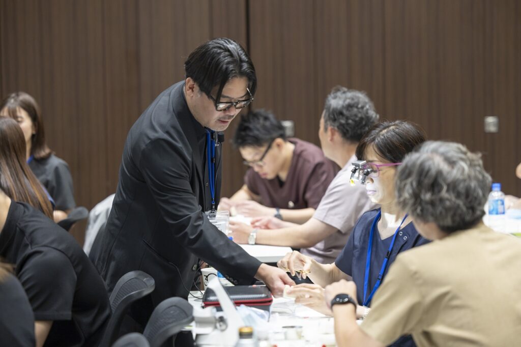 医療法人社団健誠会による2026年度ドクター研修会での丸尾 勝一郎先生（三軒茶屋・恵比寿マルオ歯科統括院長）によるインプラント（ソケットプリザベーション）講義・実習
の様子